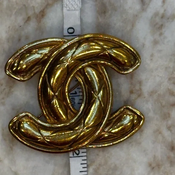 CHANEL Vintage Gold-Tone CC Matelesse Logo Brooch. Authentic, pre-loved. - Picture 10 of 11
